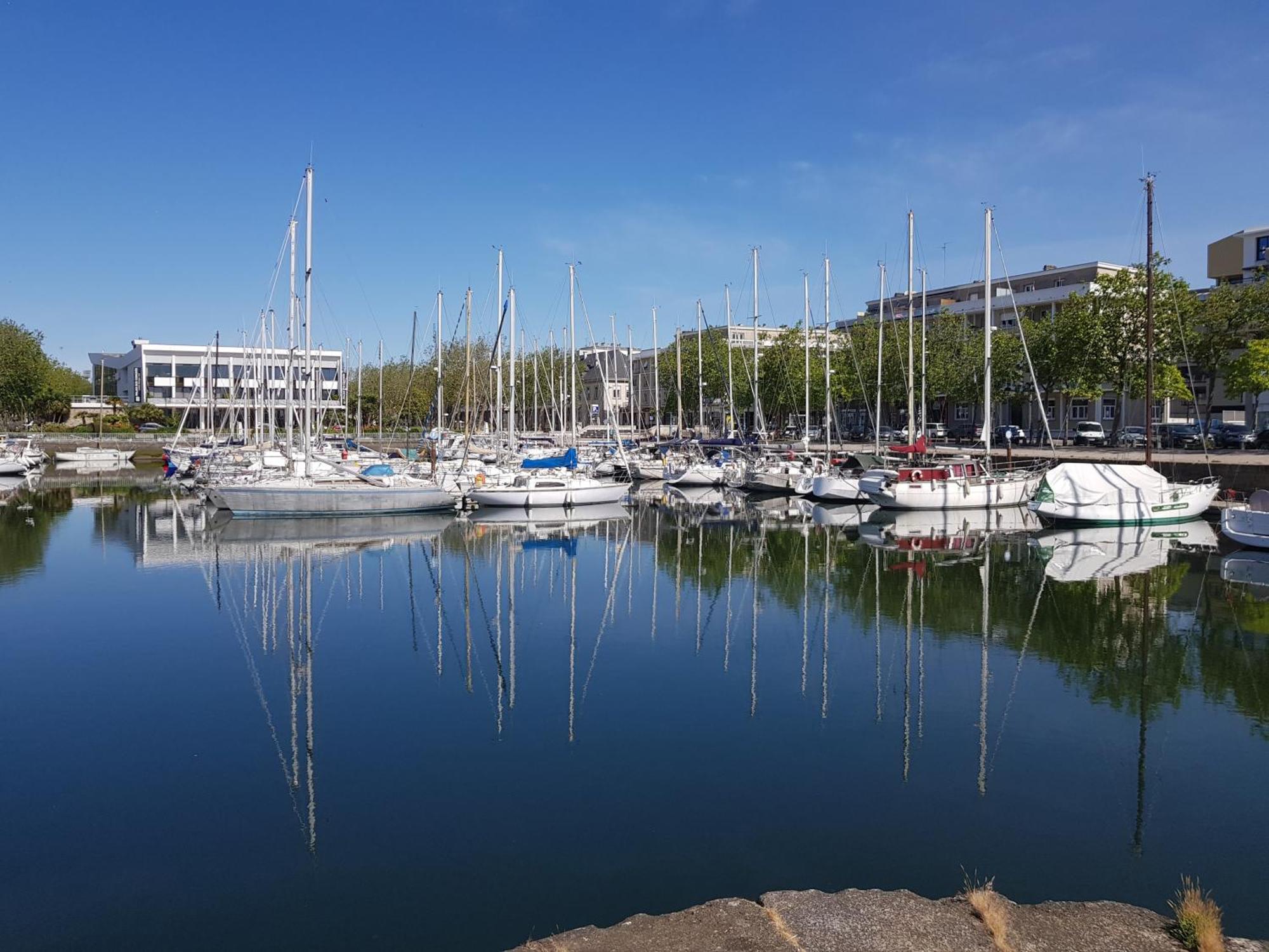 grand studio avec parking à 10 minutes des plages Lorient Exterior foto